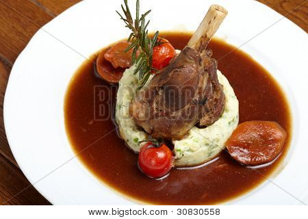 Codillo asado de cerdo con salsa