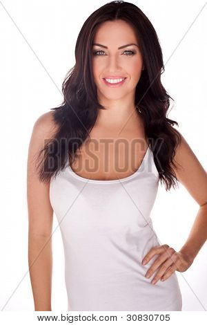 Mujer esbelta con una encantadora sonrisa usando un cierre montaje vestido blanco de verano.