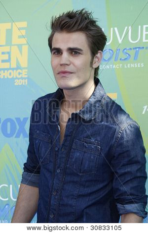 LOS ANGELES - 7 août: Paul Wesley arrive à la Teen Choice Awards 2011, qui s'est tenue à l'amphithéâtre Gibson 