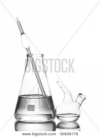 Matraz y gotero de Schuster con agua y reflexión aislado en blanco
