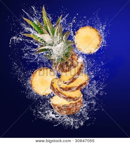 Skiveskåret ananas i vand stænk