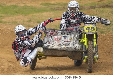 Vordere Ansicht der beiden Fahrer (Sidecarcross Cup)