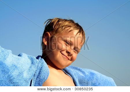 Ritratto di ragazzo carino in spiaggia