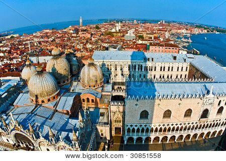 Affacciato sulla bella città e vecchi palazzi di Venezia con la Laguna dalla Torre Markus
