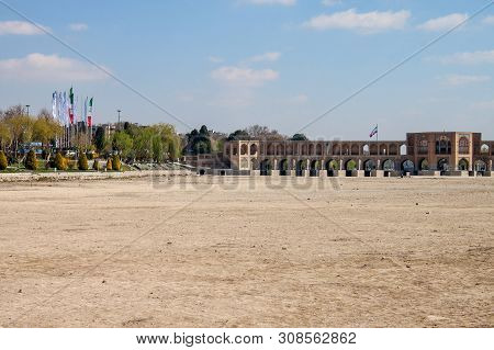 View Of Dry River Bed And Khajoo Bridge In Esfahan, Iran