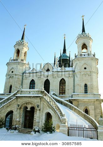 โบสถ์หินสีขาวที่สร้างในสไตล์โกธิคที่รัสเซีย