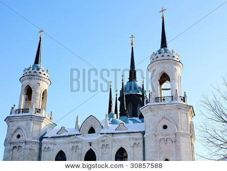 โบสถ์หินสีขาวที่สร้างในสไตล์โกธิคที่รัสเซีย