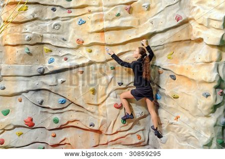 donna d'affari di giovani attivi sulla parete di roccia nel centro sportivo