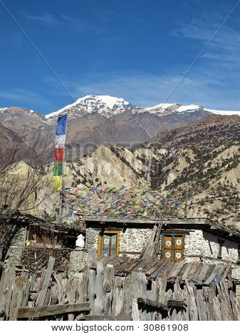 Casa tradizionale e bandiere di preghiera