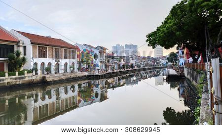 Melaka, Malaysia - 25 Jun, 2019: View Of River House And Riverwalk With Sunrise In Malacca Malaysia.