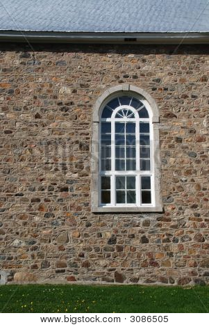 Gotisk vindue af en kirke i gamle sten