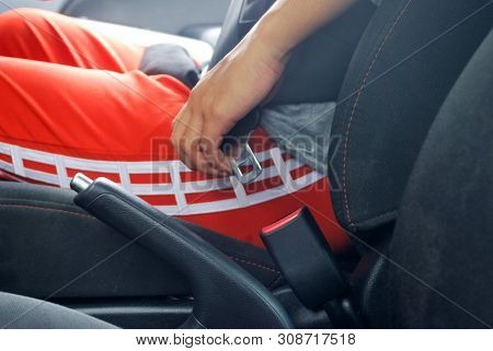 How To Unlock The Car Belt.fasten Seat Belts.