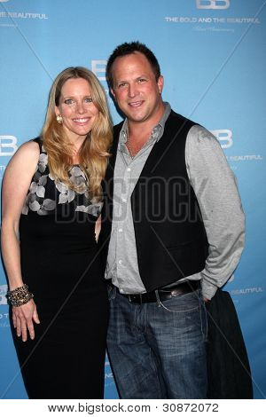 LOS ANGELES - 10 mars : Lauralee Bell ; Scott Martin arrive sur le Bold and Beautiful 25th Anniversar