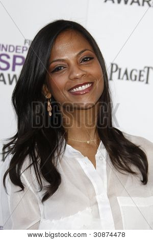 SANTA MONICA, CA - 25 de FEB: Saldana precisamente en el 2012 Film Independent Spirit Awards el 25 de febrero