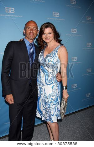 LOS ANGELES - MAR 10: James Achor; Heather Tom ankommer til fed og smuk 25th jubilæum Pedersen