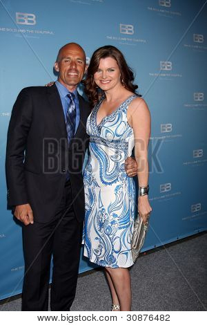 LOS ANGELES - MAR 10: James Achor; Heather Tom ankommer til fed og smuk 25th jubilæum Pedersen