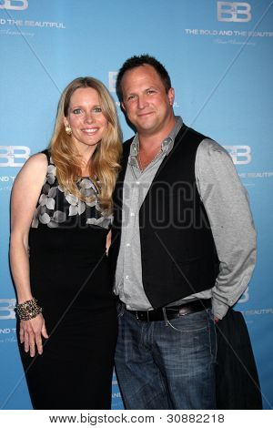LOS ANGELES - 10 mars : Lauralee Bell ; Scott Martin arrive sur le Bold and Beautiful 25th Anniversar