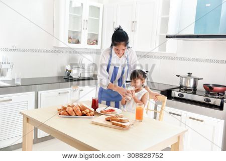 The Sisters And Sisters Had Breakfast With Milk At The Table, Happy.