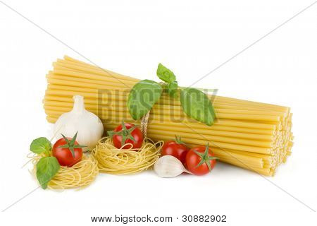 Italiensk pasta, tomater, basilikum og hvidløg. Isoleret på hvid baggrund