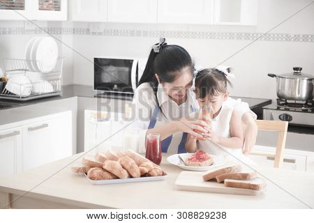 The Sisters And Sisters Had Breakfast With Milk At The Table, Happy.