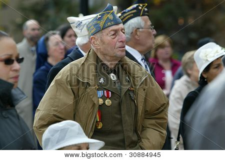 NEW YORK - 11. marraskuuta: Sodan veteraani Herbert Rosen c osallistuu Veteran's Day muistotilaisuus, St