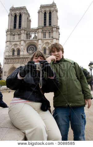Turisté poblíž Notre Dame De Paris