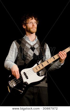 VANCOUVER, CANADA - 9 februari: jazz band Tambura Rasa. John Bews (bas) op het podium van The Jazz Ce