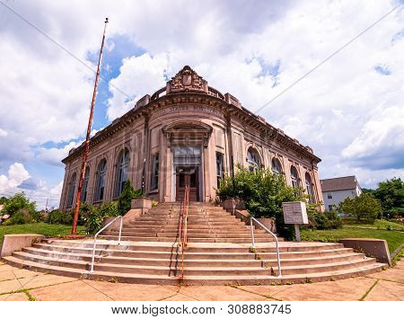 Braddock, Pennsylvania, Usa 6/29/2019 The Old Post Office, Now An Apartment Building On Parker Avenu
