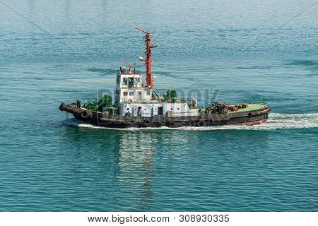 Suez, Egypt - November 5, 2017: Tug Moawen 5 Passing The New Suez Canal (the Great Bitter Lake) Near