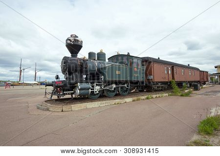 Kotka, Finland - June 03, 2017: Retro Steam Locomotive Vr1 (until 1942 - L1) With Wagons In The Sea 