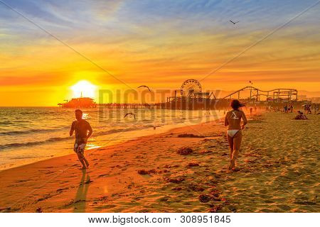 Santa Monica, California, Usa - August 8, 2018: People Running On Seashore Of Santa Monica Pier, Pac