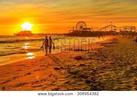Santa Monica, California, Usa - August 8, 2018: Romantic Couple Walking On Seashore Of Santa Monica 