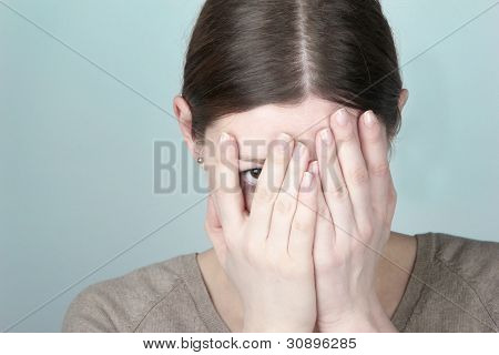 Giovane donna nasconde