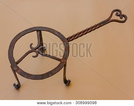 Support To Put The Pan On The Fire / Support To Put The Pan On The Fire