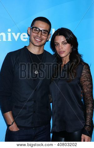 LOS ANGELES - JAN 7: Manny Montana, Vanessa Ferlito deltager NBCUniversal 2013 TCA vinter tryk 