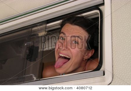 Crazy Girl en la ventana