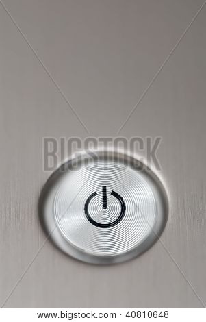 Stříbrný notebook vypnout tlačítko.