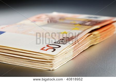 Euro 2000 sobre una plancha de metal brillante