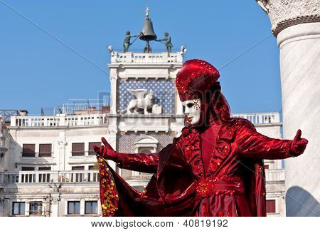 venetianske maske med rødt på karneval i Venedig