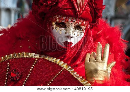 mystiske venetianske maske med rødt på karneval i Venedig