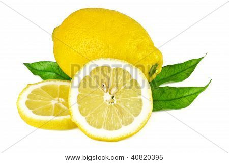 frisk citron med blade isoleret på hvid