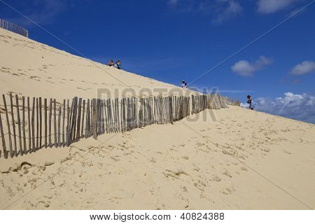 PYLA SUR MER, FRANCE - 8 août : Les gens visite de la célèbre dune du Pyla, la plus haute dune de sable d'E