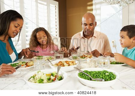 Famiglia godendo il pasto a casa