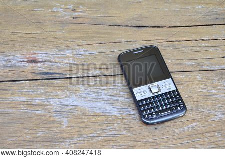 Telephone,, Black Mobile Phone With Analog Tv, Radio, Stereo Speaker And Vintage Dual Chip Radio On 