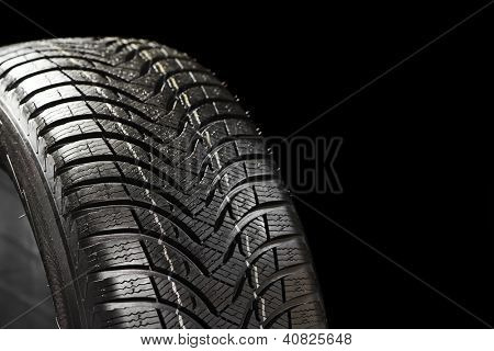 Součástí nové zimní pneumatiky automobilový auto na černém backgroung