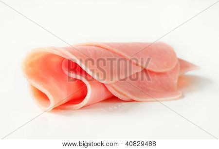 jamón fresco doblado sobre el fondo blanco