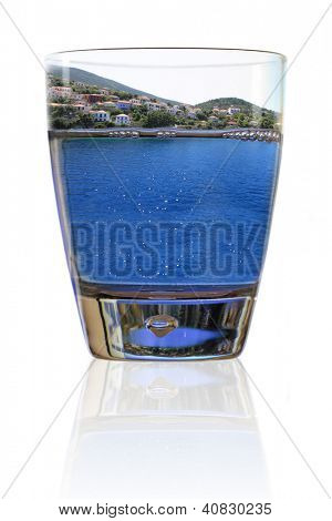 Glas Urlaub. Griechische Insel in ein Glas Wasser