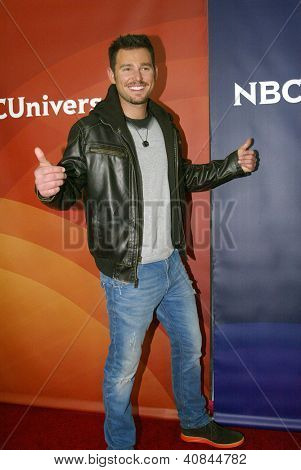 PASADENA, CA - JAN. 7:Armondo Torrea arriveert op de NBCUniversal 2013 Winter Press Tour bij Langham H