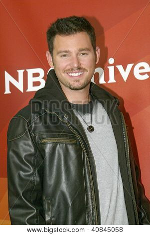 PASADENA, CA - JAN. 7:Armondo Torrea arriveert op de NBCUniversal 2013 Winter Press Tour bij Langham H