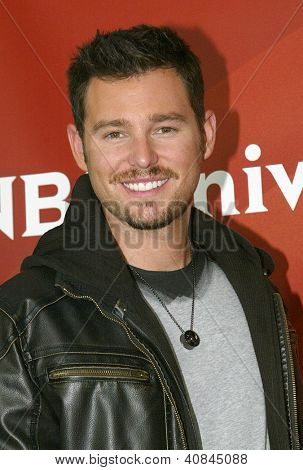 PASADENA, CA - JAN. 7:Armondo Torrea arriveert op de NBCUniversal 2013 Winter Press Tour bij Langham H